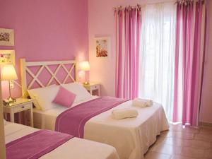 Кровать или кровати в номере Haris Hotel Apartments and Suites