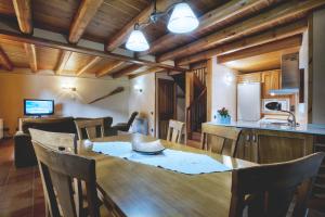 バルエラにあるCasa Pubill (Turismo Rural)のキッチン、ダイニングルーム(木製のテーブルと椅子付)