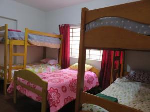 um quarto com 2 beliches e uma janela em Tinki Hostel em Cusco