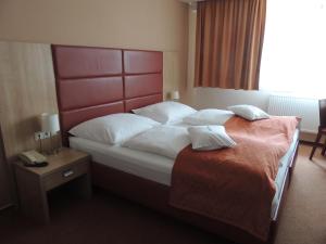 A bed or beds in a room at Hotel Club