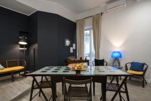 Una sala de estar con una mesa con un bol de fruta encima. en Sant'Alfonso Bed and Breakfast Napoli, en Nápoles