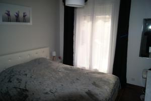 アルジェレス・シュル・メールにあるL'Alberaのベッドルーム1室(窓の前にベッド1台付)