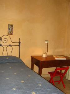 1 dormitorio con 1 cama y escritorio con lámpara en the ancient sicilian house near zingaro reserve Scopello, en Scopello