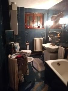 ein Badezimmer mit einem Waschbecken, einem WC und einer Badewanne in der Unterkunft Villa Laura in Incisa Scapaccino
