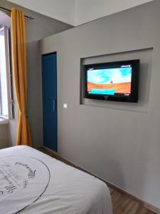 A television and/or entertainment centre at Suite 30 mq