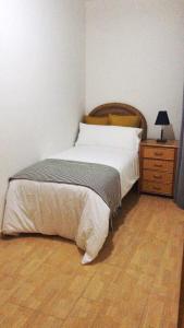 サンタ・クルス・デ・ラ・パルマにあるLa Dehesa Aのベッドルーム1室(ベッド1台、ナイトスタンド、ベッドサイド付)