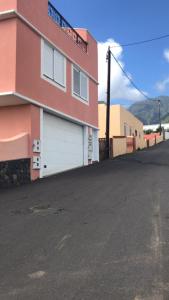 サンタ・クルス・デ・ラ・パルマにあるLa Dehesa Aの建物前空き道