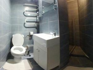 W łazience znajduje się toaleta, umywalka i prysznic. w obiekcie Standard Apartment by Prima Lodging w Salonikach