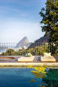 a pool with a view of the mountains at Chez Georges in Rio de Janeiro