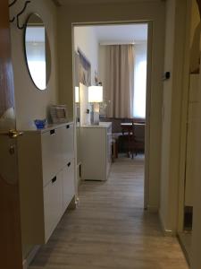 einen Flur eines Hotelzimmers mit einem Spiegel in der Unterkunft Haus Solymar App. 18 in Grömitz