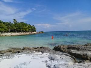 un grupo de personas en el agua en una playa en Casa Blanca, en Playa del Carmen