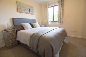 愛丁堡的住宿－South Groathill - Lovely 2 bed with Castle View，一间卧室设有一张大床和一个窗户。