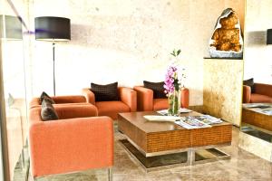 A seating area at Goldberry Suites and Hotel - Mactan