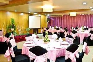 Un restaurante u otro lugar para comer en Goldberry Suites & Hotel Mactan