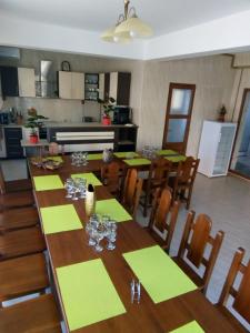 a dining room with a table and a kitchen at Casa Teju in Slănic