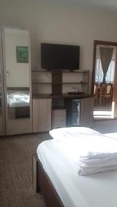 スラニックにあるCasa Teju 2のベッドルーム(ベッド1台、薄型テレビ付)