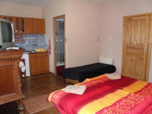 A kitchen or kitchenette at Viola Vendégház