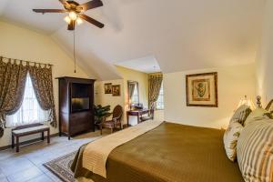 a bedroom with a bed and a ceiling fan at St George Inn - Saint Augustine in Saint Augustine