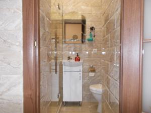 Ένα μπάνιο στο Two-bedroom apartment in 10 min to the Opera Theatre +32 φωτογραφίες