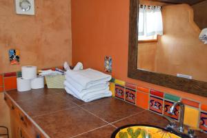 W łazience znajduje się umywalka, lustro i ręczniki. w obiekcie Leo's Baja Oasis w mieście La Paz