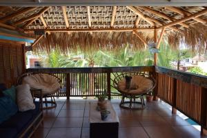 Leo's Baja Oasis في لاباز: شاشة في الشرفة مع الكراسي والأريكة