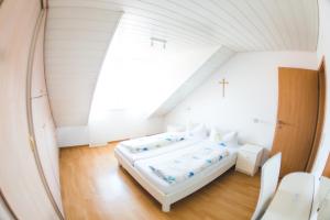 Postel nebo postele na pokoji v ubytování Gästehaus Adler