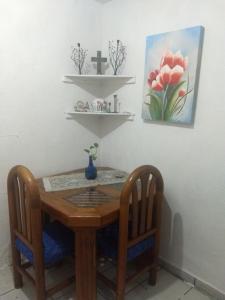 uma mesa de jantar com 2 cadeiras e um lavatório em Brisas 54634 em Monterrey