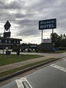 een bord voor een motel aan de kant van een weg bij WESTERN MOTEL in Brinson Crossing