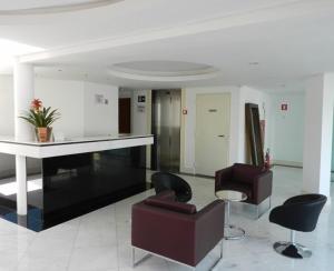 sala de estar con 2 sillas y mesa en Hotel 1000, en Piracicaba