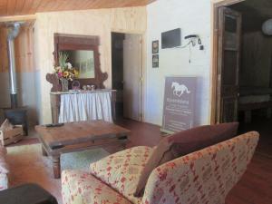 Casas Fundo El MédanoにあるCentro Ecuestre Hipomedanoのリビングルーム(ソファ、テーブル付)