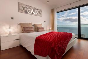 フンシャルにあるVILLA PARADISE - Modern and Sophisticatedのベッドルーム1室(ベッド1台付)が備わります。