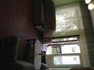 salon z oknem i kanapą w obiekcie Lukács Panzió w Zalakaros