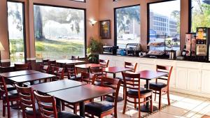 Restaurace v ubytování Howard Johnson by Wyndham Beaufort/Parris Island