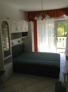 ザラカロシュにあるÁlom Házのベッドルーム1室(ドアの前に緑色のベッド1台付)
