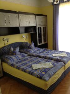 Un pat sau paturi într-o cameră la Álom Ház