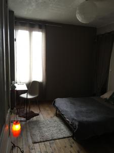 1 dormitorio con cama, escritorio y ventana en Lamy, en Chauny