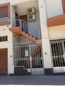 un edificio con balcone e scala di Departamentos Camilo a Santa Rosa