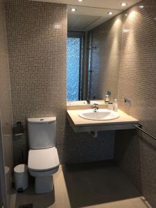 サンタクルス・デ・テネリフェにあるTower's Flat 2 on the 30th floor +wifi +digital tvのバスルーム(トイレ、洗面台、鏡付)