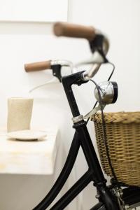 ein Fahrrad mit einem Korb neben einem Tisch in der Unterkunft Eur Home in Rom