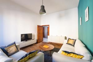 un soggiorno con 2 divani e una TV di Your home in Trequanda a Trequanda