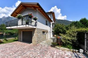 een huis met een balkon en een stenen oprit bij Il Gelsomino in Ornavasso