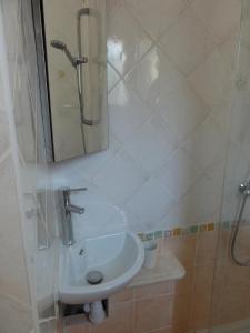 ein Badezimmer mit Waschbecken, Spiegel und Dusche in der Unterkunft SIANDAKI - logement romantique de charme in La Motte