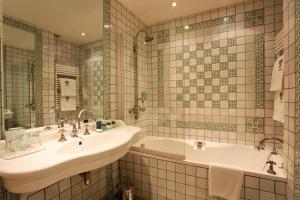 Um banheiro em Cazaudehore, hôtel de charme au vert