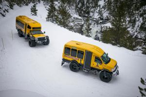 Explorer Cabins at Yellowstone v zimě