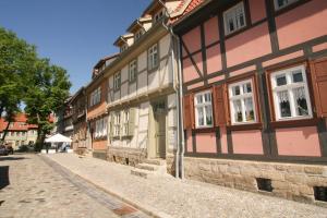 a row of buildings on the side of a street at Urlaub im Fachwerk - Klink in Quedlinburg