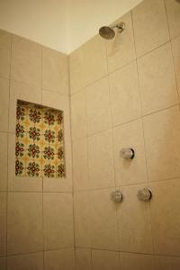 瓜達拉哈拉的住宿－Hostal Tlaquepaque，浴室设有淋浴和窗户