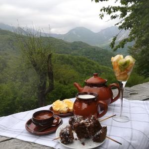 una mesa con una tetera y postres. en Caseria la Infiesta, en Caleao