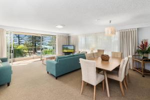 A seating area at Solnamara Beachfront Apartments