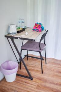 biurko z krzesłem i stół z tosterem w obiekcie HiddenBOX w mieście Nakhon Nayok