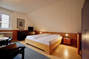 ヴァンガーオーゲにあるHaus Seemumel Seemumel OGのベッドルーム1室(ベッド1台、テーブル、窓付)